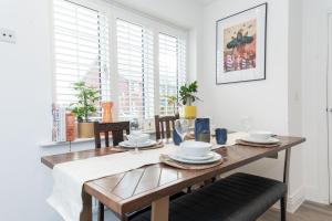 Sleeps 8, off-road parking for 3 cars, pet friendly, welcome hamper