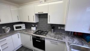 Hereford - Kestrel House - 4 Bedroom House Close to City With Parking - Sleeps 7 - Suitable for Family Gatherings or Contractors With Vehicles - Hosted by RENTMYHOUSE