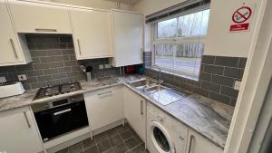 Hereford - Kestrel House - 4 Bedroom House Close to City With Parking - Sleeps 7 - Suitable for Family Gatherings or Contractors With Vehicles - Hosted by RENTMYHOUSE