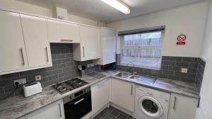 Hereford - Kestrel House - 4 Bedroom House Close to City With Parking - Sleeps 7 - Suitable for Family Gatherings or Contractors With Vehicles - Hosted by RENTMYHOUSE