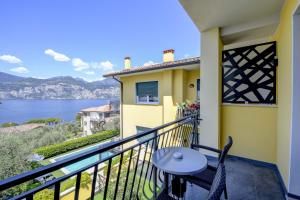 Camera Matrimoniale/Doppia con Letti Singoli con Vista Mare Parziale