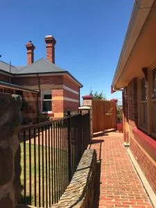 Silwood Apartment fully self contained with Kitchen and Laundry - Forth