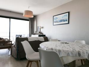 Appartement T2 en front de mer avec balcon, garage et ascenseur, Les Sables-dOlonne - FR-1-197-475