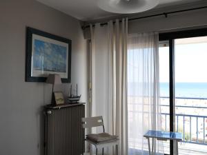 Appartement T2 en front de mer avec balcon, garage et ascenseur, Les Sables-dOlonne - FR-1-197-475