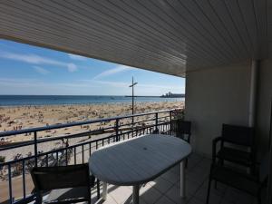 Appartement T2 en front de mer avec balcon, garage et ascenseur, Les Sables-dOlonne - FR-1-197-475
