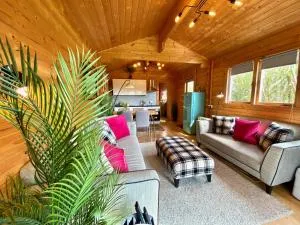 Yealm Cabin Self Catering Log Cabin in Devon with Hot Tub - Sparkwell