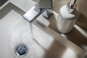 Modern & spacious 2-bed flat with secure parking