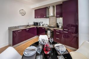 Modern & spacious 2-bed flat with secure parking