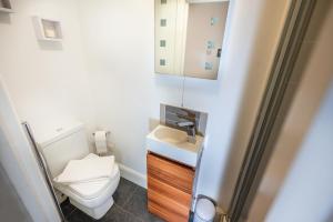 Modern & spacious 2-bed flat with secure parking