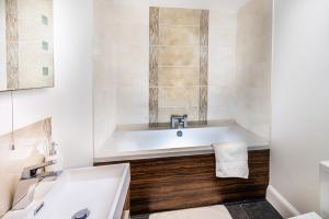 Modern & spacious 2-bed flat with secure parking