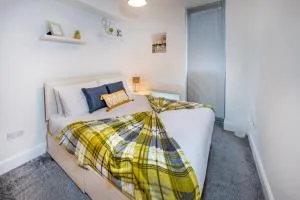 Modern & spacious 2-bed flat with secure parking - Earley