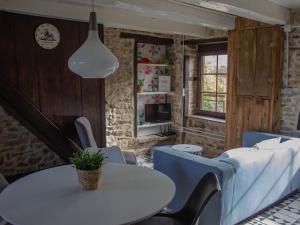 Maisons de vacances Serene cottage in Saint-Maurice-pres-Pionsat with pool : photos des chambres