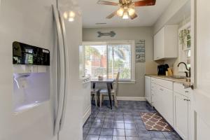 Light & Bright! Quaint Downtown Dunedin Bungalow!