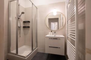 Stylish apartment with dedicated working space and super king-size bed located between city centre and Donau river