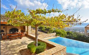 Luxurious Villa Dionysus with a swimming pool and sea view