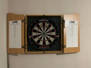 Entire Family Entertainment Holiday Home - 3 x Floors - Free Parking - Games Room - Private Garden - Workspace and Wifi 112mb - Self Check-in