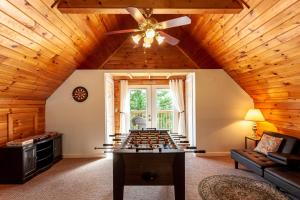 A Smoky Mountain Lake Cabin - Spacious Smoky Mountain Getaway Perfect for Families & Groups