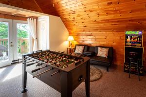 A Smoky Mountain Lake Cabin - Spacious Smoky Mountain Getaway Perfect for Families & Groups