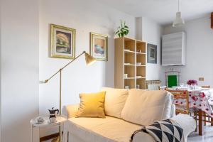 GuestHost - Cozy Apartment near the Hospital with 2 Balconies!