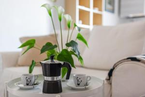 GuestHost - Cozy Apartment near the Hospital with 2 Balconies!