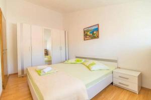 Apartment in Dugi Rat with sea view, terrace, air conditioning, WiFi 5113-4