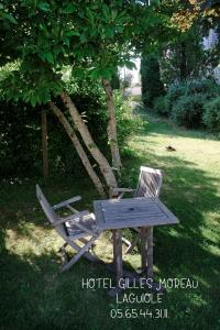 Hotels Logis Hotel Restaurant Gilles Moreau Laguiole : Chambre Lits Jumeaux - Vue sur Jardin