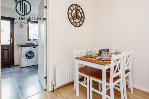 Dwellers Delight Living Ltd Serviced accommodation 2 Bed House, free Wifi & Parking, Prime Location London, Woodford