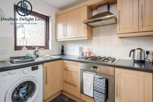 Dwellers Delight Living Ltd Serviced accommodation 2 Bed House, free Wifi & Parking, Prime Location London, Woodford