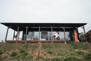 CASA DE VIDRO EM MEIO A NATUREZA - Conteiner Lua