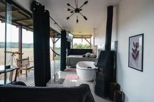 CASA DE VIDRO EM MEIO A NATUREZA - Conteiner Lua - 皮萨拉斯