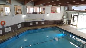 Akiskinook Sandy Beach Lakefront Resort! Tennis, Pickle, Basket Ball Courts, Indoor Pool, Hot Tub, Squash Court! Short Drive to Radium or Fairmont Hot Springs!