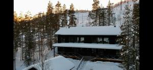 Porthos Ski-in Lodge with private hot tub and sauna in Lapland
