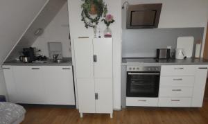 Gäste-und Ferienwohnung Magdeburg Alt-Olvenstedt, zwei Schlafzimmer, Treppenlift, ruhige Lage, Nähe Klinikum und Abfahrten A 2 und A 14