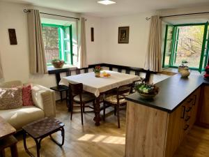 Chalupa pod lipenskou hrází