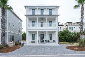 Stunning Stayin Sandy-Private POOL & Walk to Beach!