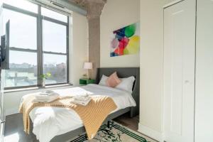 McCormick Place Stylish Corner Suite with Optional Parking and Gym Access Sleep 6 in South Loop Chicago