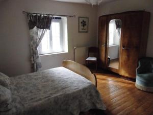 Maisons de vacances Gite La Chapelle-Fortin, 5 pieces, 8 personnes - FR-1-581-48 : photos des chambres