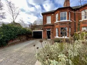Stylish 4 bed house with parking in central Norwich - Trowse Newton