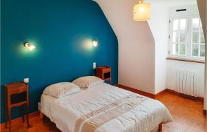 Maisons de vacances Amazing home in Plougasnou with 4 Bedrooms : photos des chambres