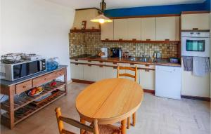 Maisons de vacances Amazing home in Plougasnou with 4 Bedrooms : photos des chambres