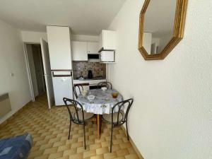 Studio Cabine 4 Couchages avec Terrasse et Parking Privé, Accès Direct Plage - Port Camargue - FR-1-250-245