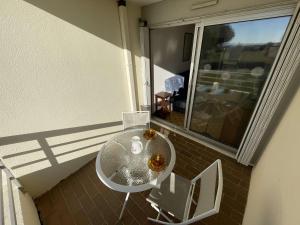 Studio Cabine 4 Couchages avec Terrasse et Parking Privé, Accès Direct Plage - Port Camargue - FR-1-250-245