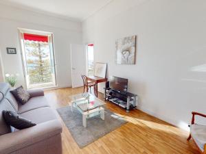 Grand 2P face mer en centre-ville dans un palace avec parc à Menton - FR-1-196-318