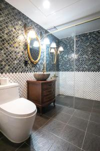 Suite Giường Đôi Lớn Không Có Cửa Sổ (Queen Suite without Window)