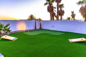 Tropical Playhouse. Heated Pool . Spa . Golf . FUN