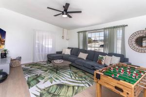 Tropical Playhouse. Heated Pool . Spa . Golf . FUN