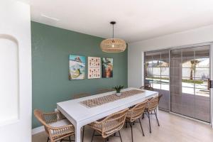 Tropical Playhouse. Heated Pool . Spa . Golf . FUN