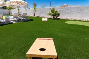 Tropical Playhouse. Heated Pool . Spa . Golf . FUN