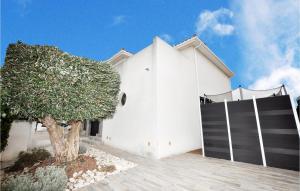 Maisons de vacances Awesome Home In Torreilles With Outdoor Swimming Pool, Wifi And 5 Bedrooms : photos des chambres