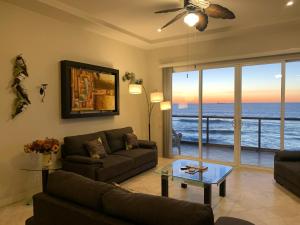 ACCESS - BEACH Penthouse PAPAS and BEER 2 miles WIFI
